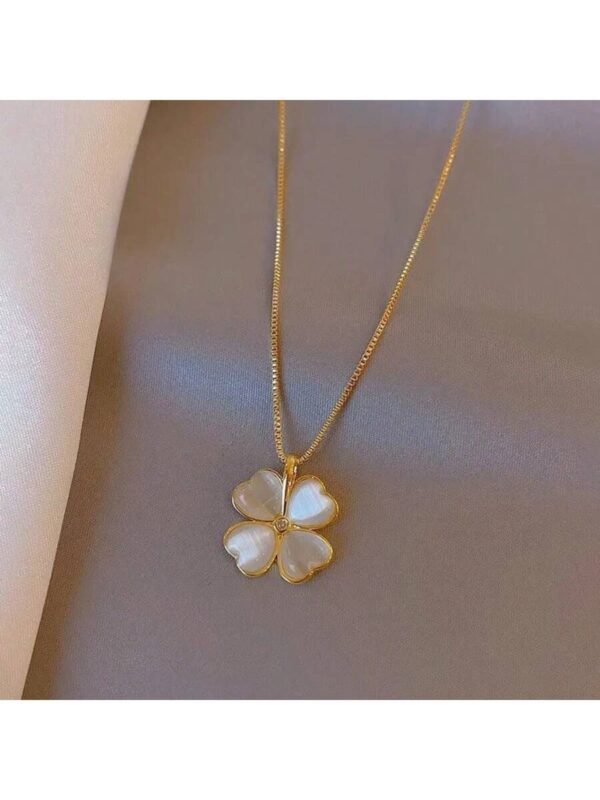 4 Petals Pendant Necklace