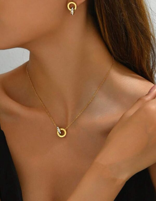 Round Pendant Necklace